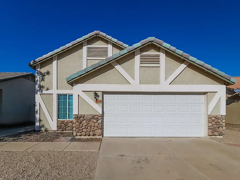 8936 W Fullam St — Photo 1
