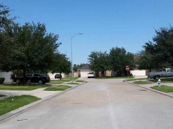 Exterior Neighborhood (street photo)