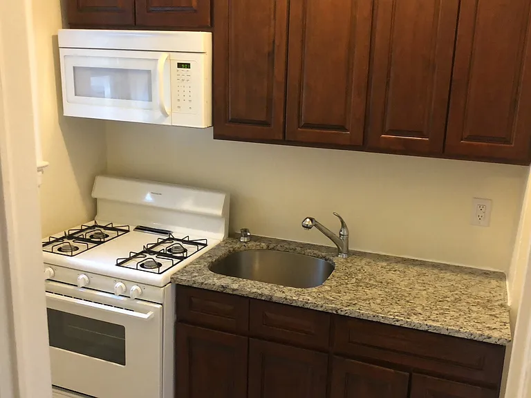 Hill Manor - Renovated Apartments Near Train Station — Photo 7