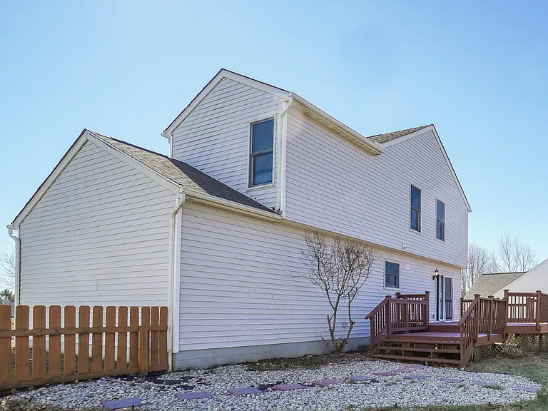 1041 Oxford Dr N — Photo 18