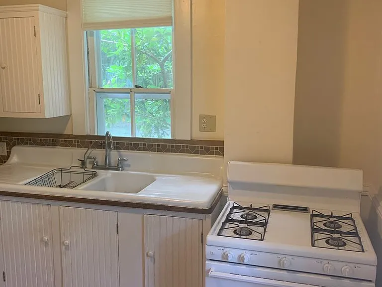 220 NE 7th St — Photo 5