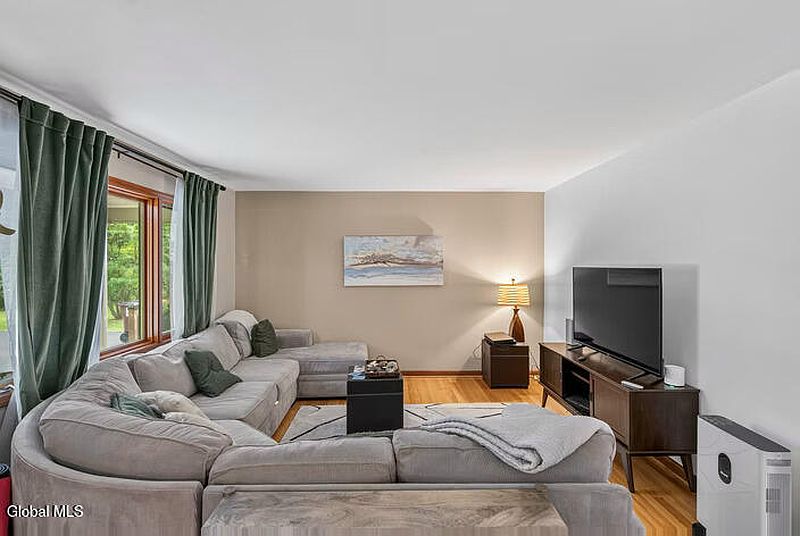 4th image of 841 Harris Drive