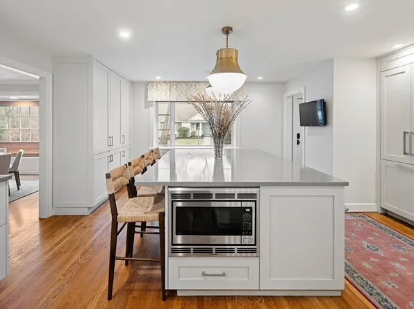 2 Edgewater Pl, Winchester, MA 01890