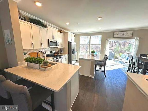 5th image of 312 Dawson Pl