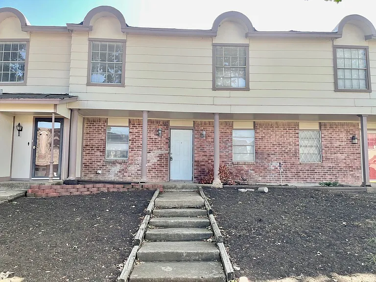 2310 Chapel Hill Ln — Photo 1