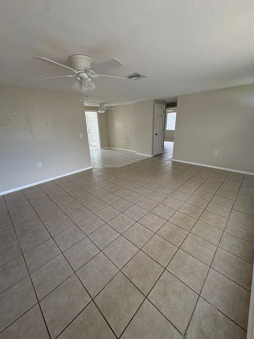 Spacious Updated 3 Bedroom 1 Bath — Photo 4