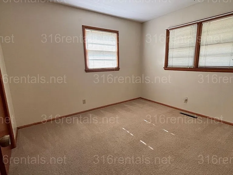 307 E Warren — Photo 2