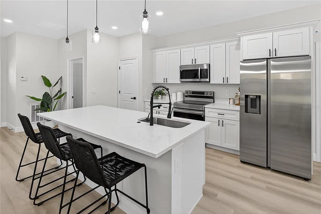 4 bed, 2.0 bath, 1833 sqft, $1,900 — Photo 3