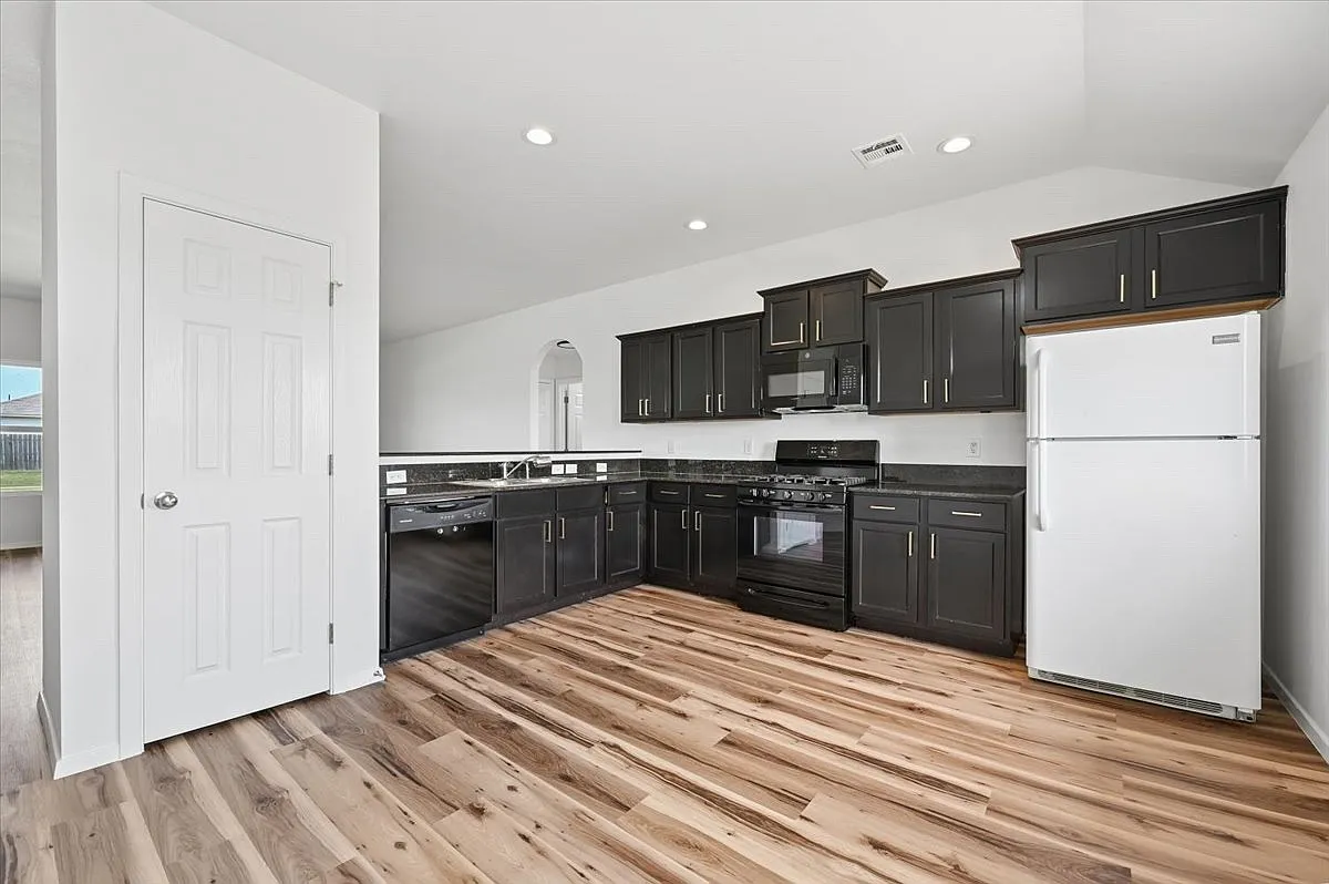 3 bed, 1341 sqft, $2,050 — Photo 4
