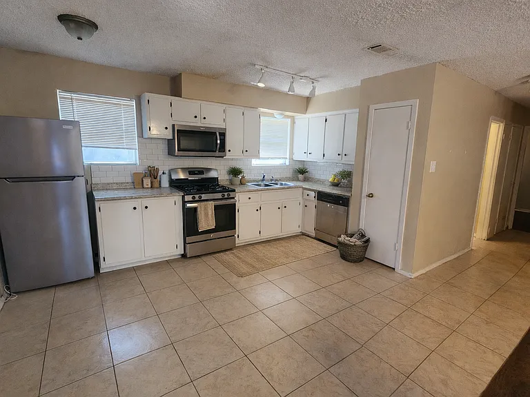 610 Genard St #A — Photo 7