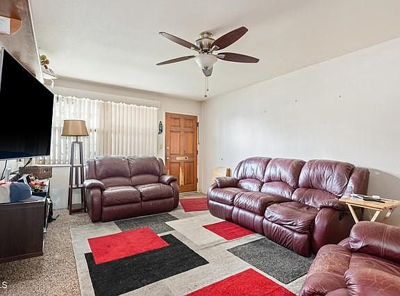 5th image of 812 Evergreen Ln