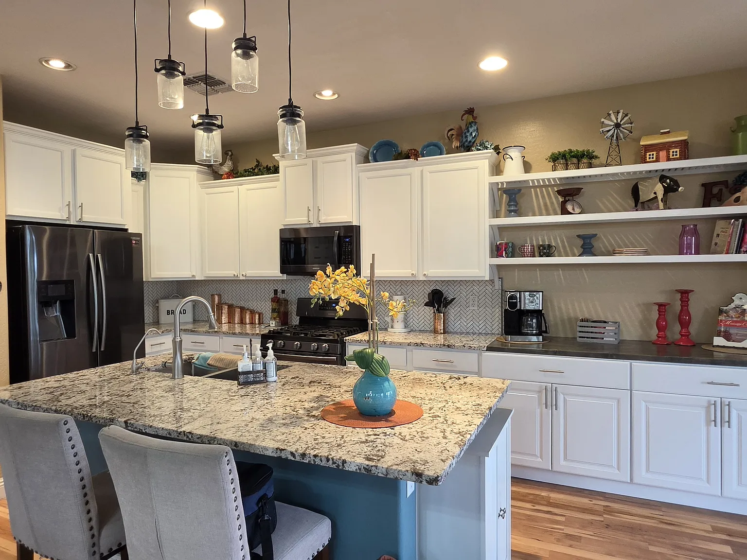 4 bed, 2.5 bath, 2223 sqft, $3,000 — Photo 1