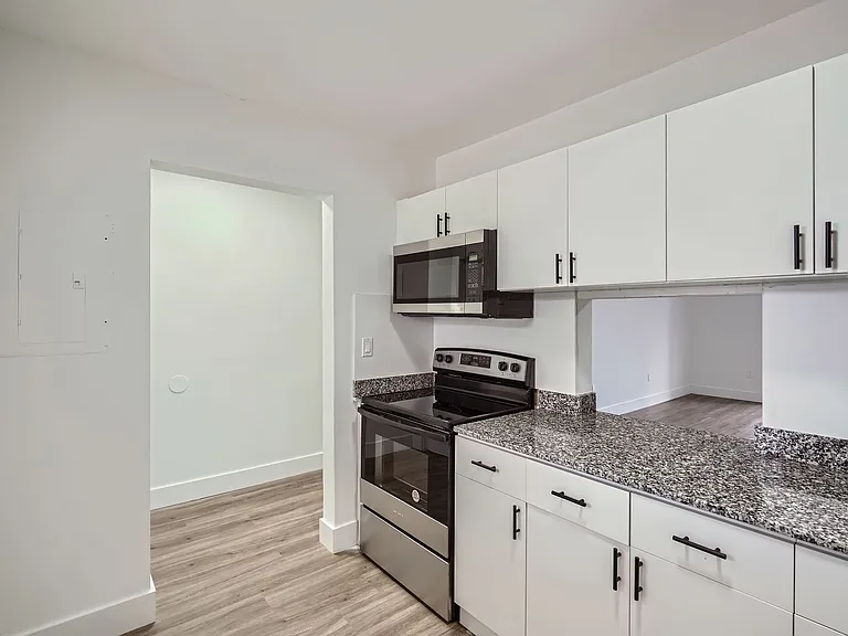 Lakeshore Presidential Apartments — Photo 19