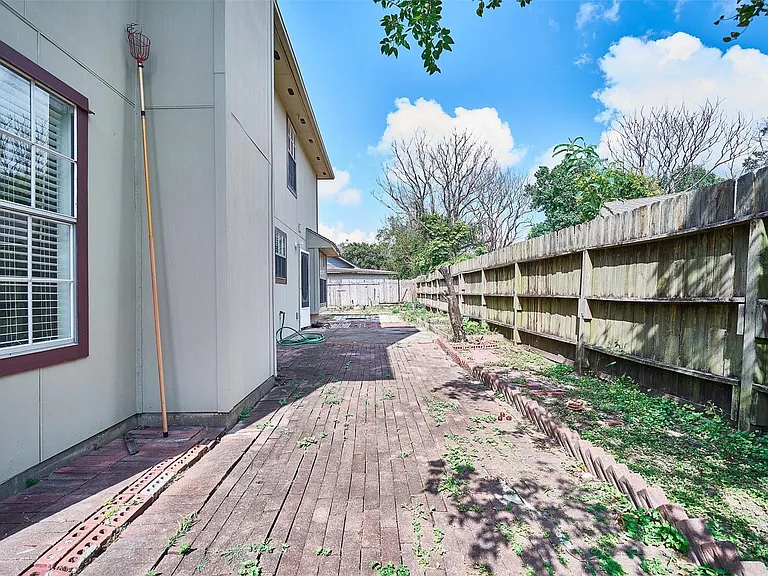 11011 Landsbury Ct — Photo 33