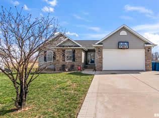 212 Hillcrest Dr, Mechanicsburg, IL