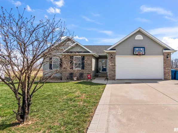 212 Hillcrest Dr, Mechanicsburg, IL 62545