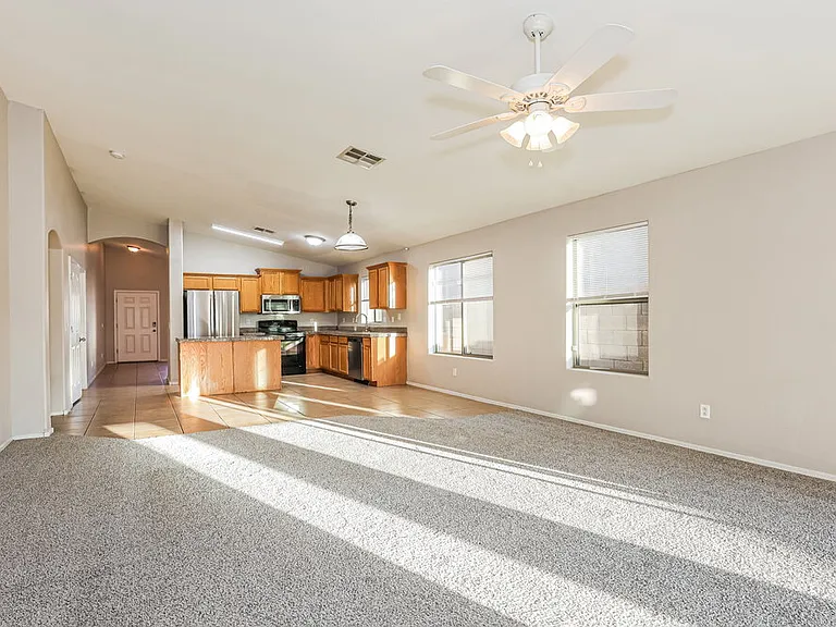 7814 S 72nd Ln — Photo 6