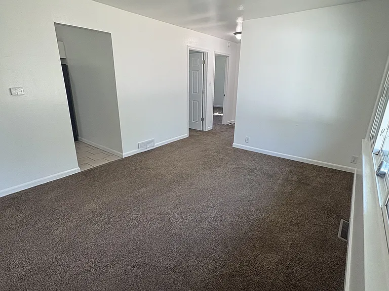 602 E Railroad St — Photo 10