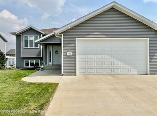796 16th Ave E, Dickinson, ND 58601