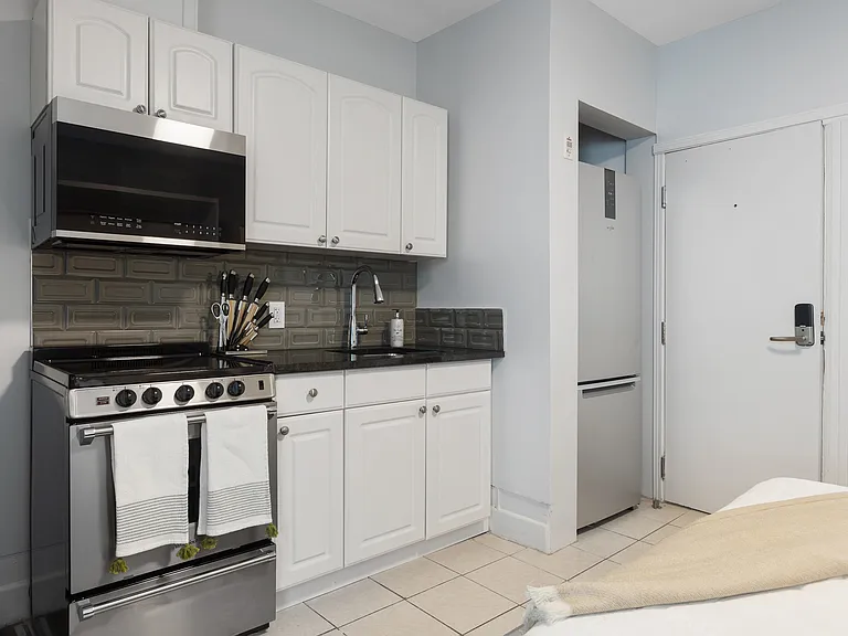360 Friel St — Photo 17