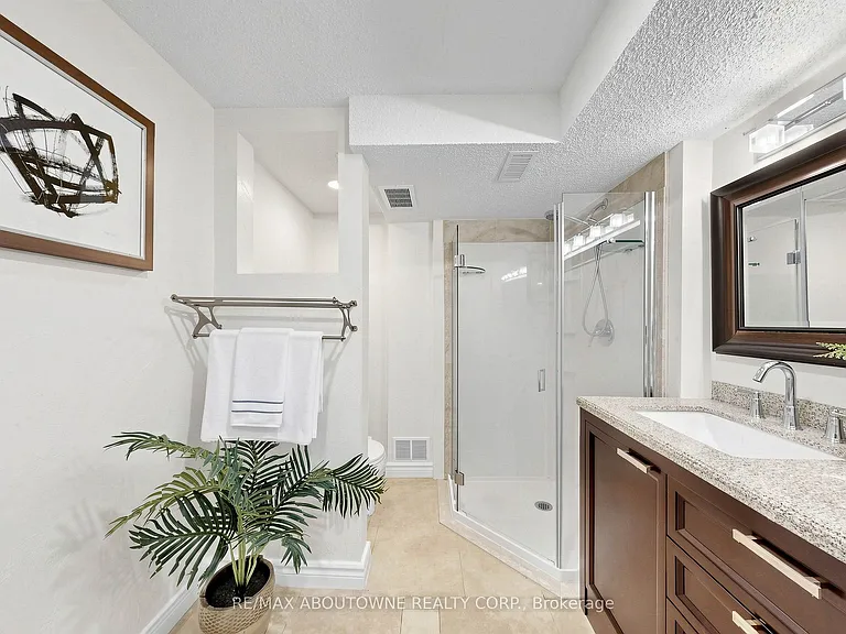 1316 Cambridge Dr — Photo 24