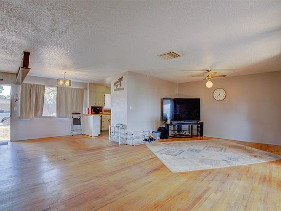 3rd image of 615 Baker Avenue