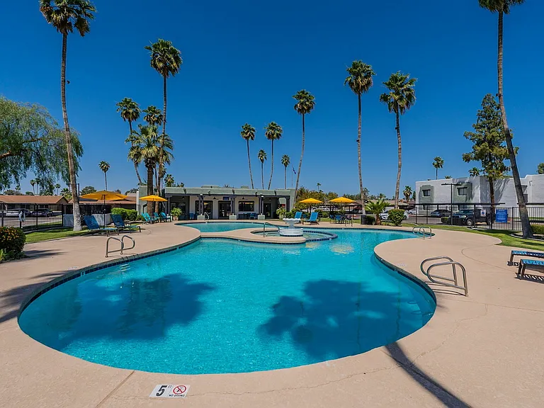 Club Valencia Luxury Apartments — Photo 17