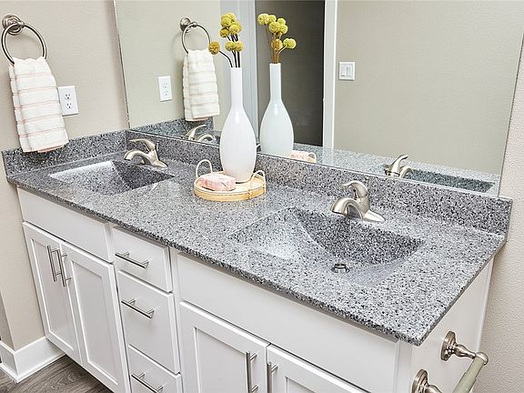 5th image of 670 SE Mesa Dr