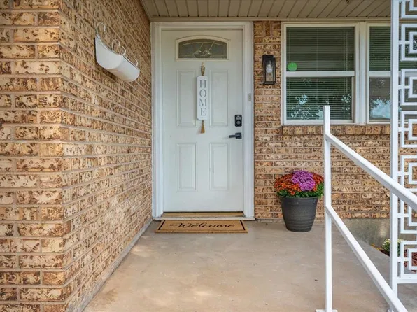 125 SW 6th St, Moore, OK 73160