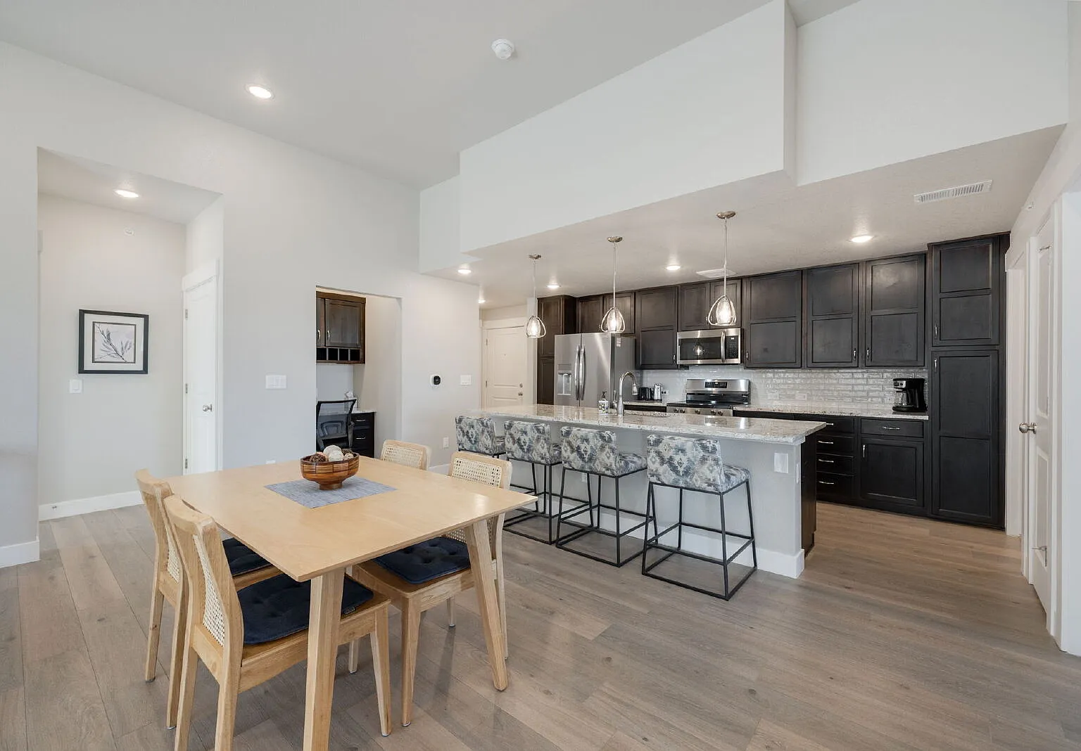 3 bed, 2.0 bath, 1431 sqft, $3,600 — Photo 4