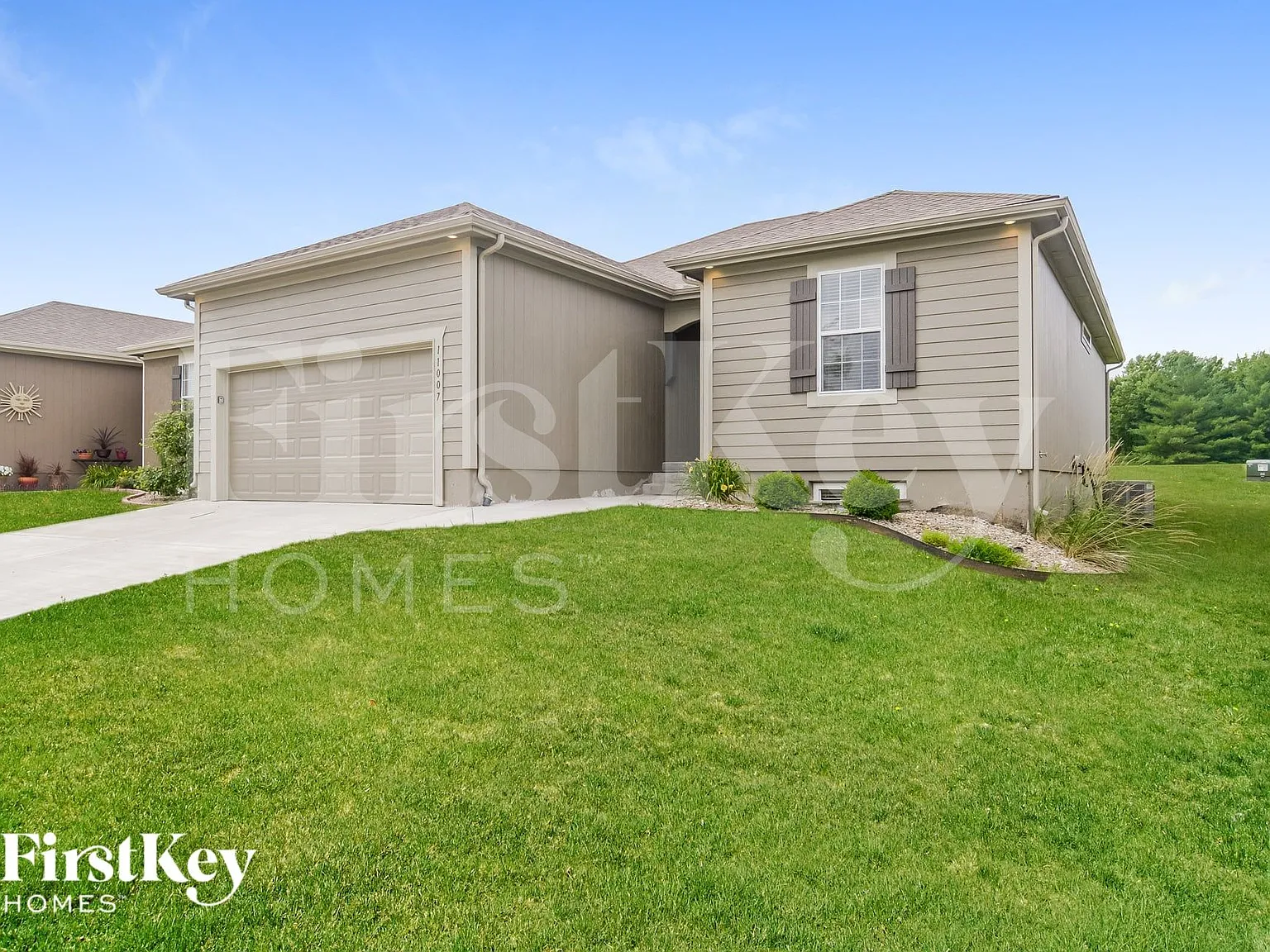 4 bed, 3.0 bath, 2038 sqft, $2,370 — Photo 2