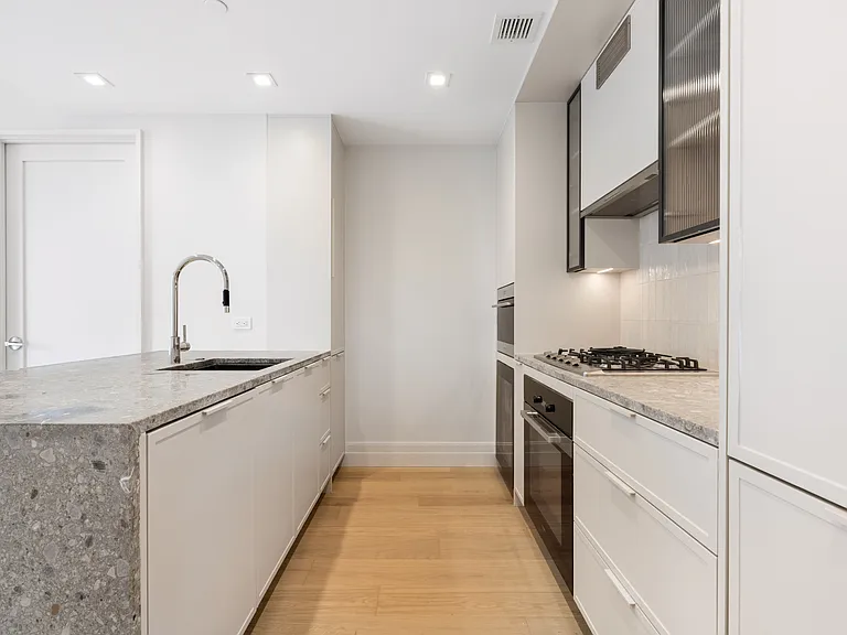 222 E Broadway #16B — Photo 13