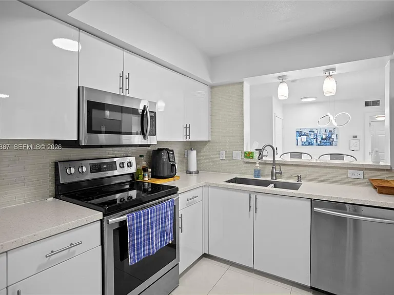 529 E Sheridan St #307 — Photo 1