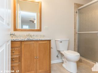 1216 W Roscoe St #221, Chicago, IL 60657
