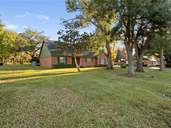 1102 E Main St, Madisonville, TX 77864