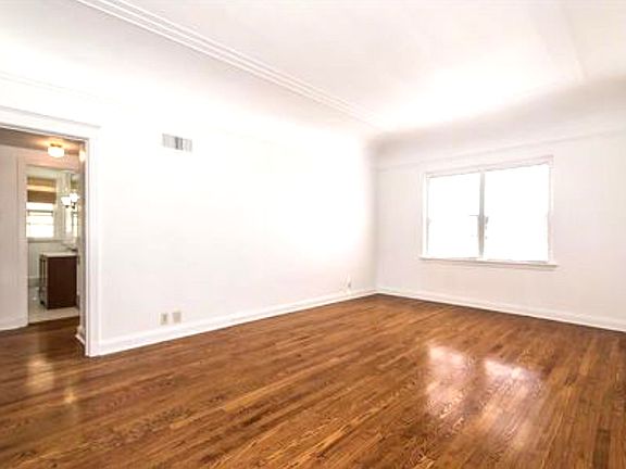 5th image of 921 S Hanley Rd APT E