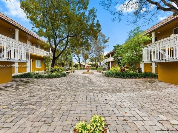 2323 Van Buren St APT 208, Hollywood, FL 33020