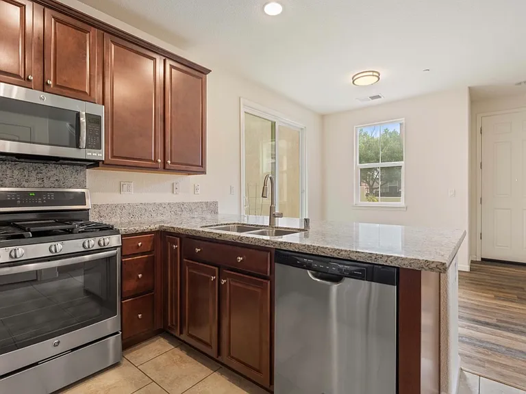 1136 Rothbury Ln — Photo 9