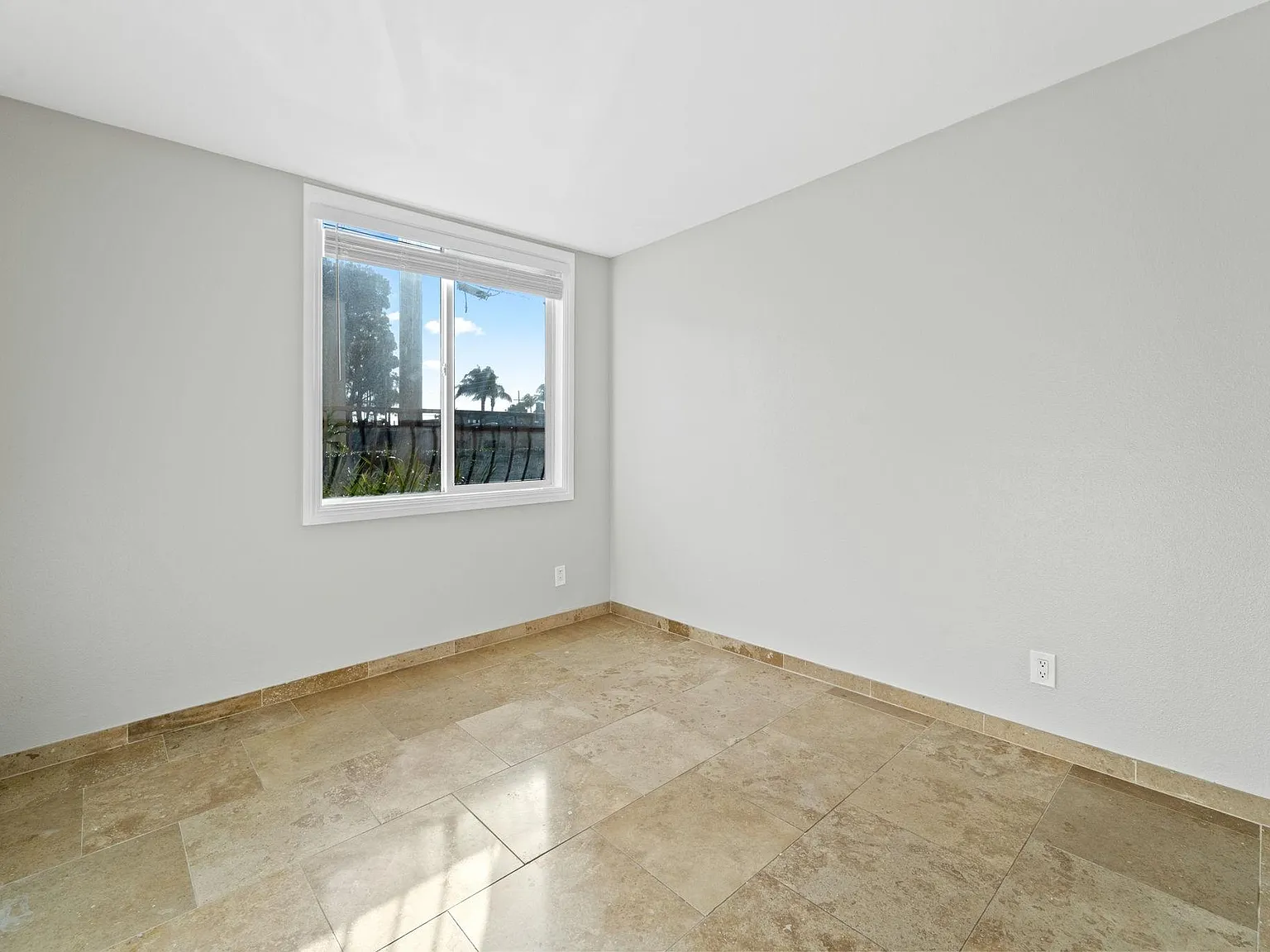 1472 Iris Ave — Photo 2