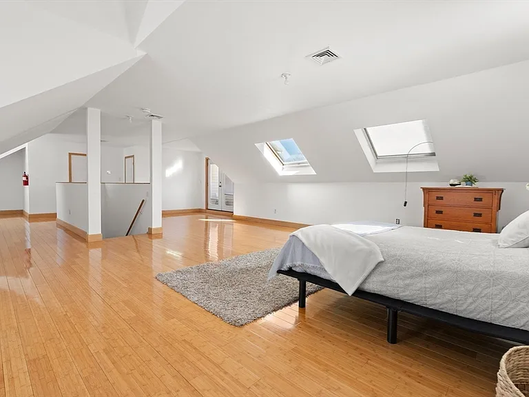 25 Pleasant St — Photo 33