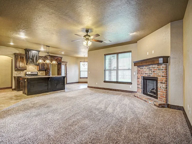 905 Samantha Ln — Photo 10