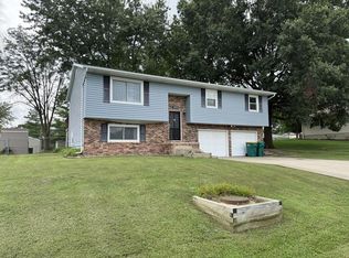 1201 Hawthorn Dr, Macon, MO 63552