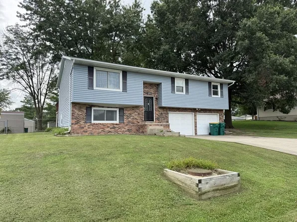 1201 Hawthorn Dr, Macon, MO 63552