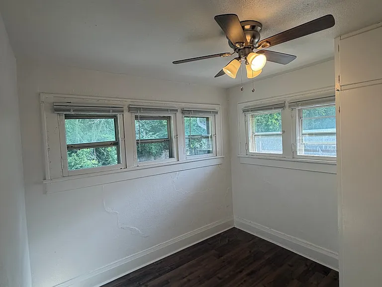 220 Franklin Ave — Photo 17