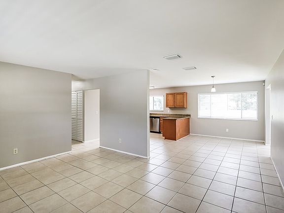 3rd image of 325 SW Eastport Cir