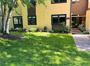 557 Hampton Ridge Dr, Akron, OH 44313