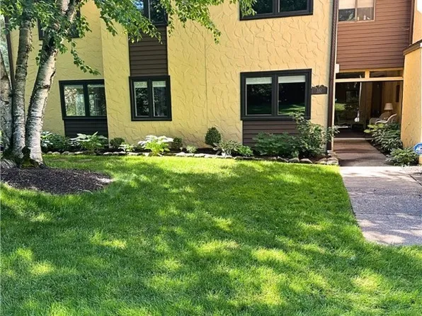 557 Hampton Ridge Dr, Akron, OH 44313