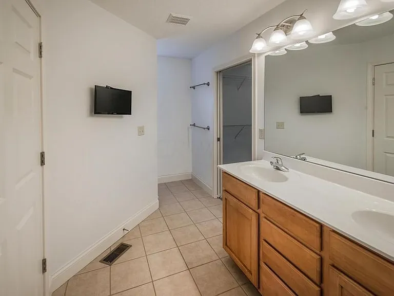2323 Charoe St — Photo 20