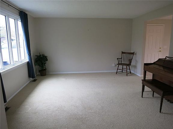 4th image of 17 Diana Dr