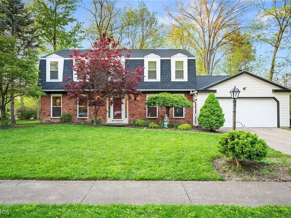 16538 S White Oaks Dr, Strongsville, OH 44136
